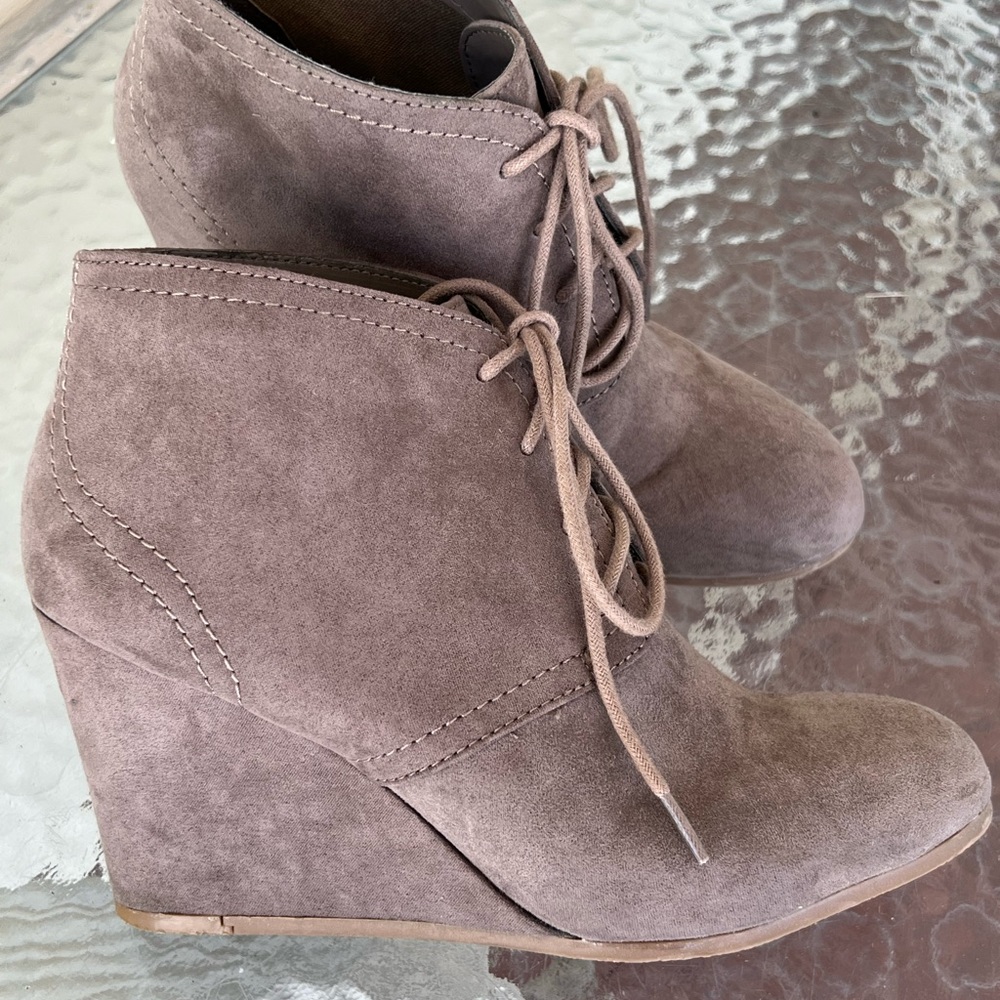 Arizona Wedge Heel Booties, Taupe, size 7M - Picture 11 of 16